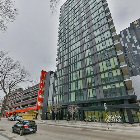 Luxury Skyline Condo In Downtown Free 24/7 Parking وينيبج المظهر الخارجي الصورة