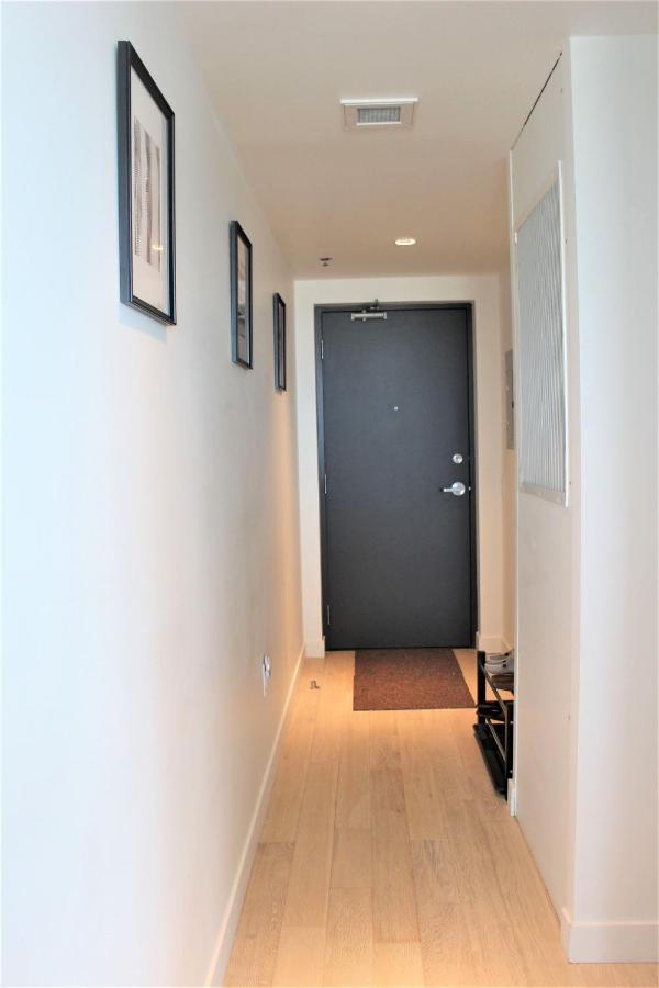 Luxury Skyline Condo In Downtown Free 24/7 Parking وينيبج المظهر الخارجي الصورة