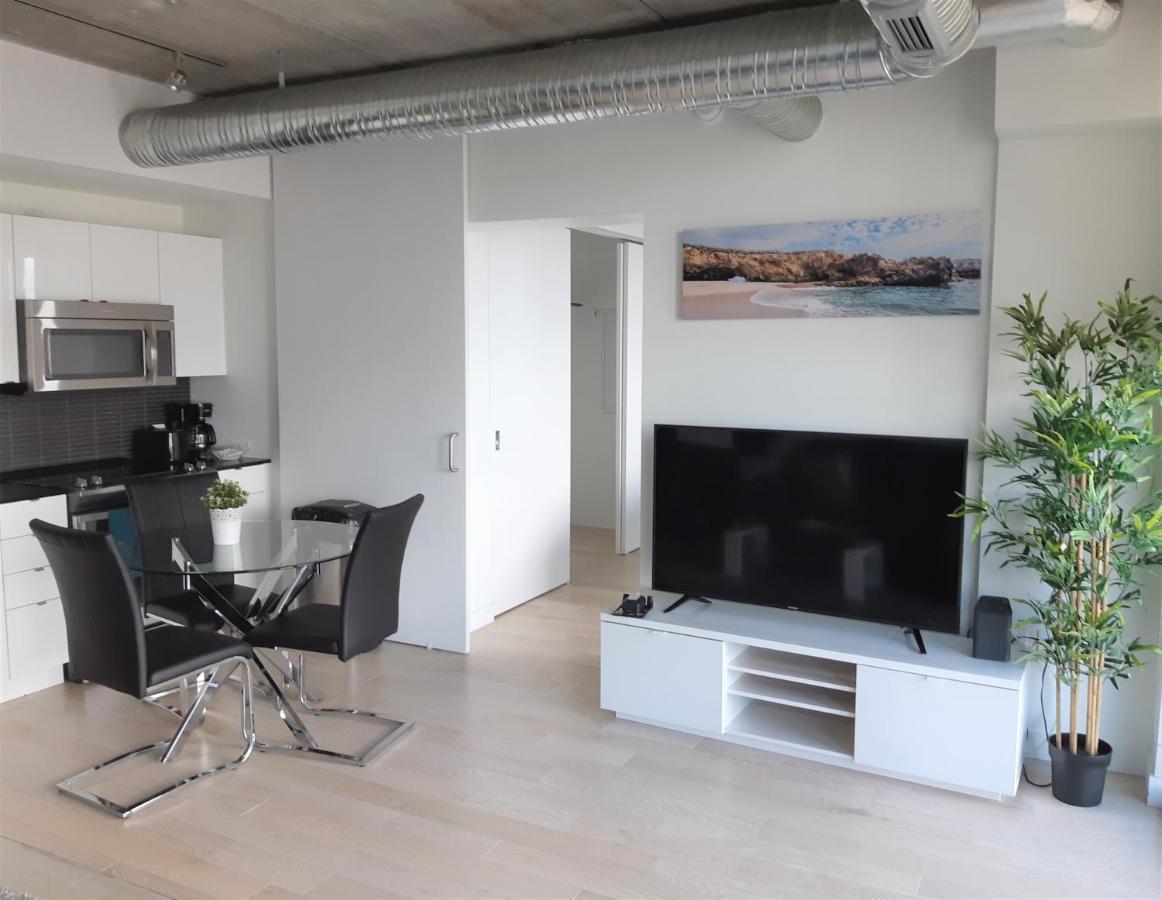 Luxury Skyline Condo In Downtown Free 24/7 Parking وينيبج المظهر الخارجي الصورة