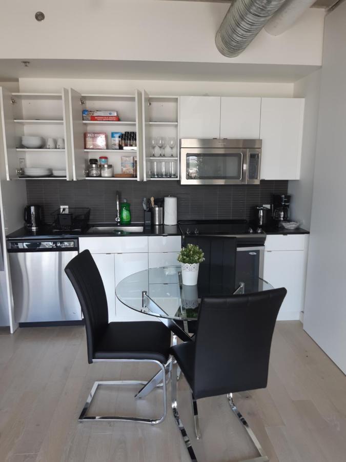 Luxury Skyline Condo In Downtown Free 24/7 Parking وينيبج المظهر الخارجي الصورة