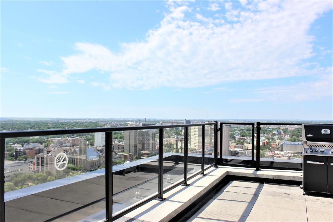 Luxury Skyline Condo In Downtown Free 24/7 Parking وينيبج المظهر الخارجي الصورة