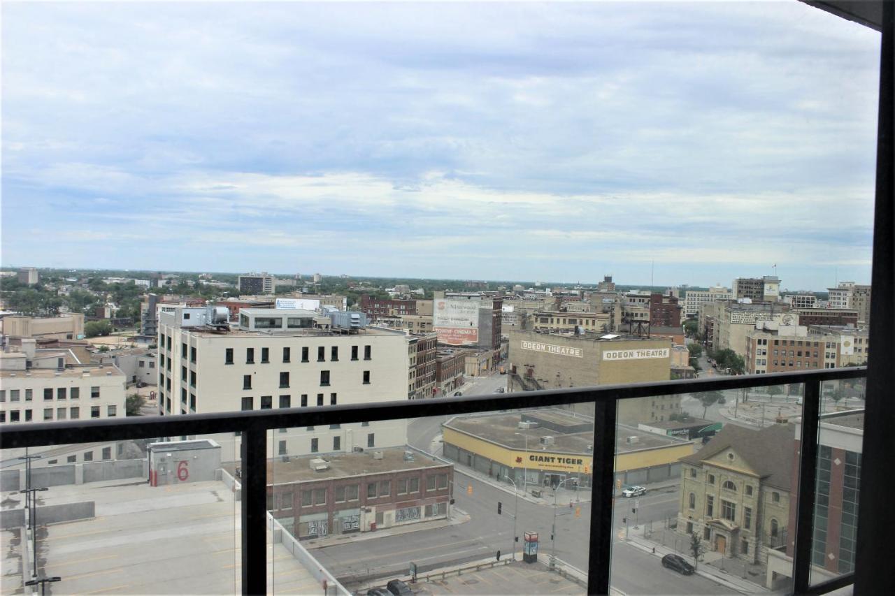 Luxury Skyline Condo In Downtown Free 24/7 Parking وينيبج المظهر الخارجي الصورة