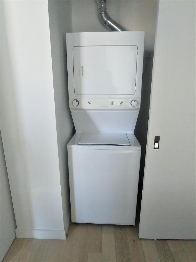 Luxury Skyline Condo In Downtown Free 24/7 Parking وينيبج المظهر الخارجي الصورة